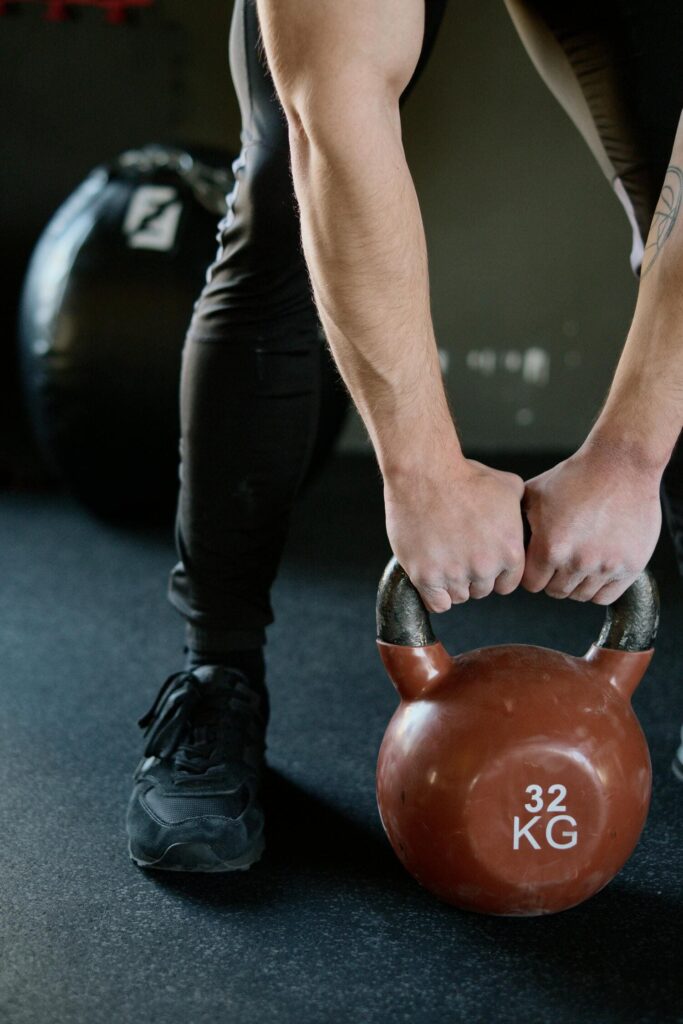 Clase de musculación fitness con pesas en Rivex Club