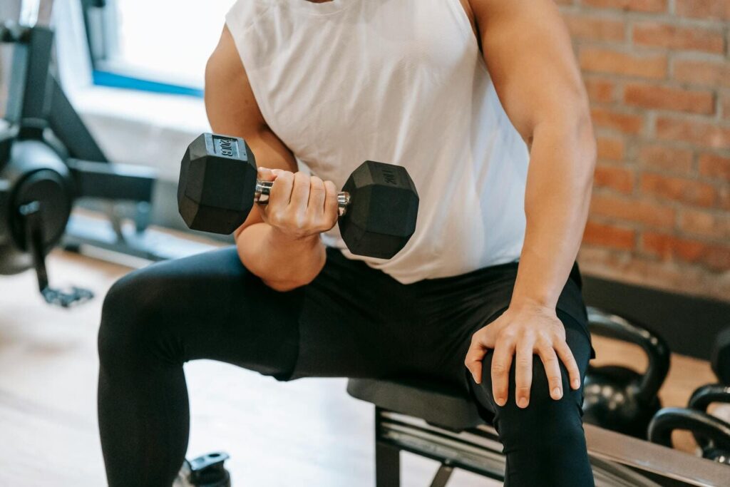 Trabajo de fuerza con pesas en gimnasio de Sant Cugat Rivex Club